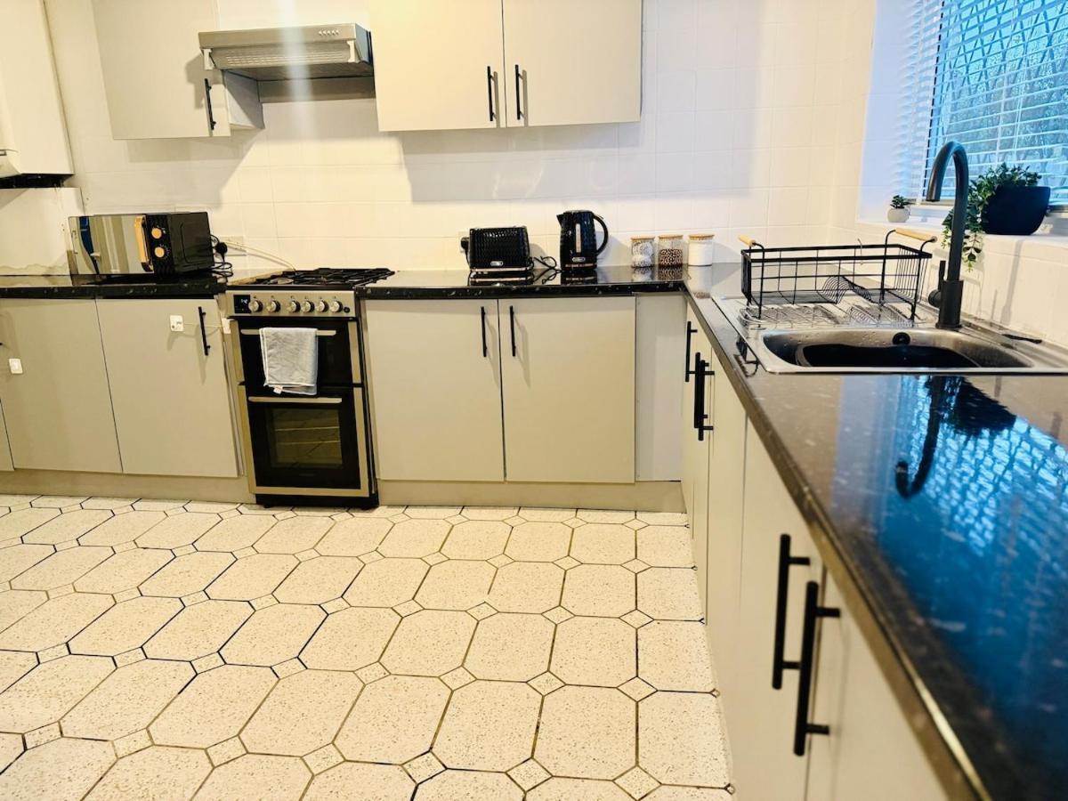 Trendy House 4-bed - Near Hospital, Bulwell, Qmc, City-centre & Transport Links - Prime Location Apartment
