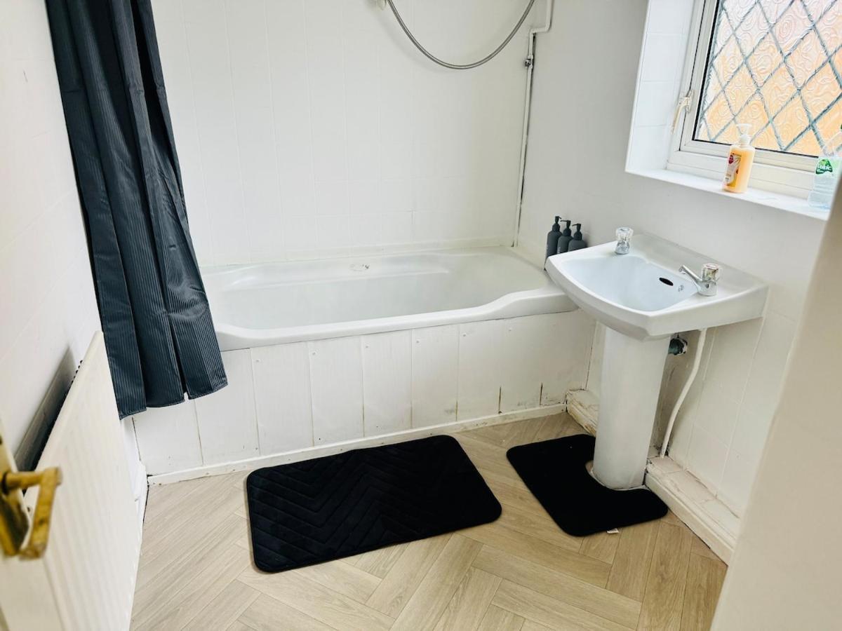 Trendy House 4-bed - Near Hospital, Bulwell, Qmc, City-centre & Transport Links - Prime Location *