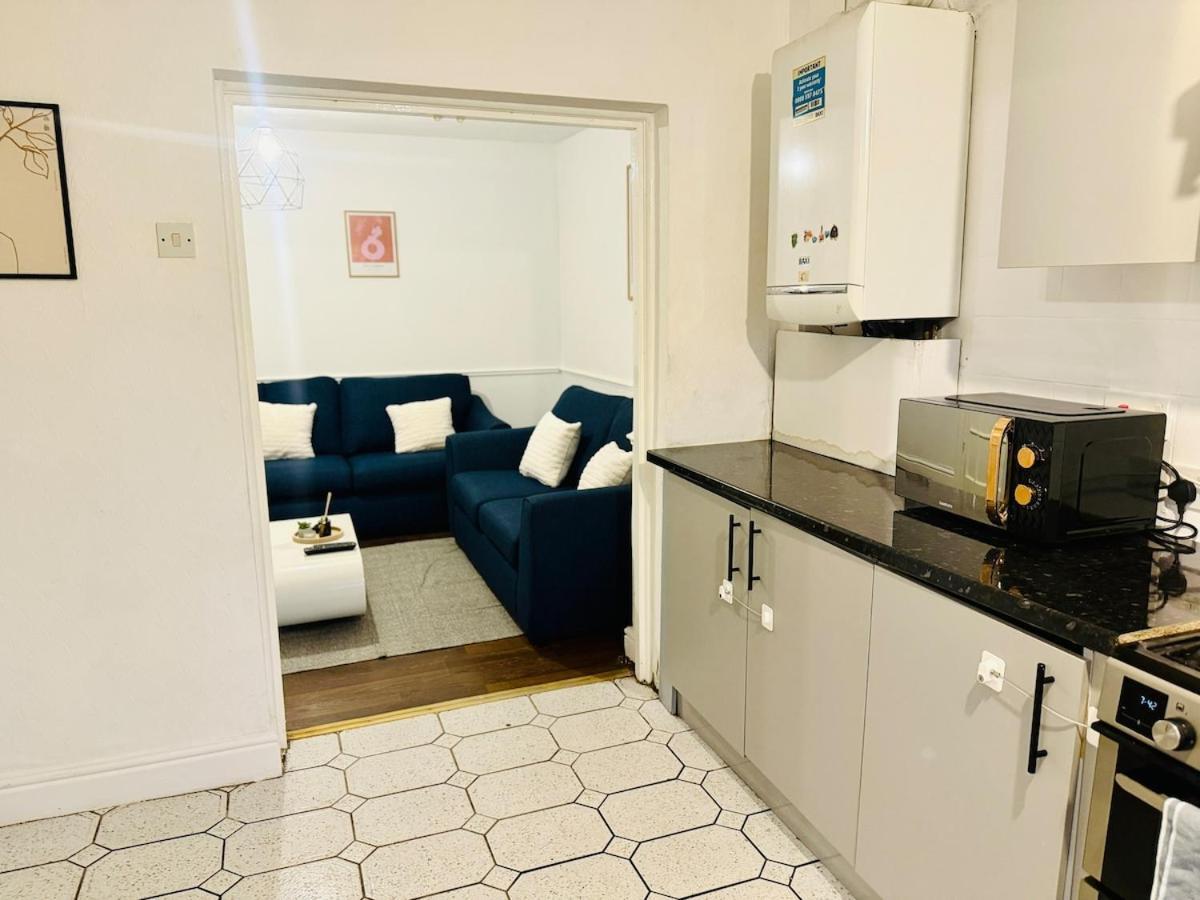 Trendy House 4-bed - Near Hospital, Bulwell, Qmc, City-centre & Transport Links - Prime Location * Nottingham