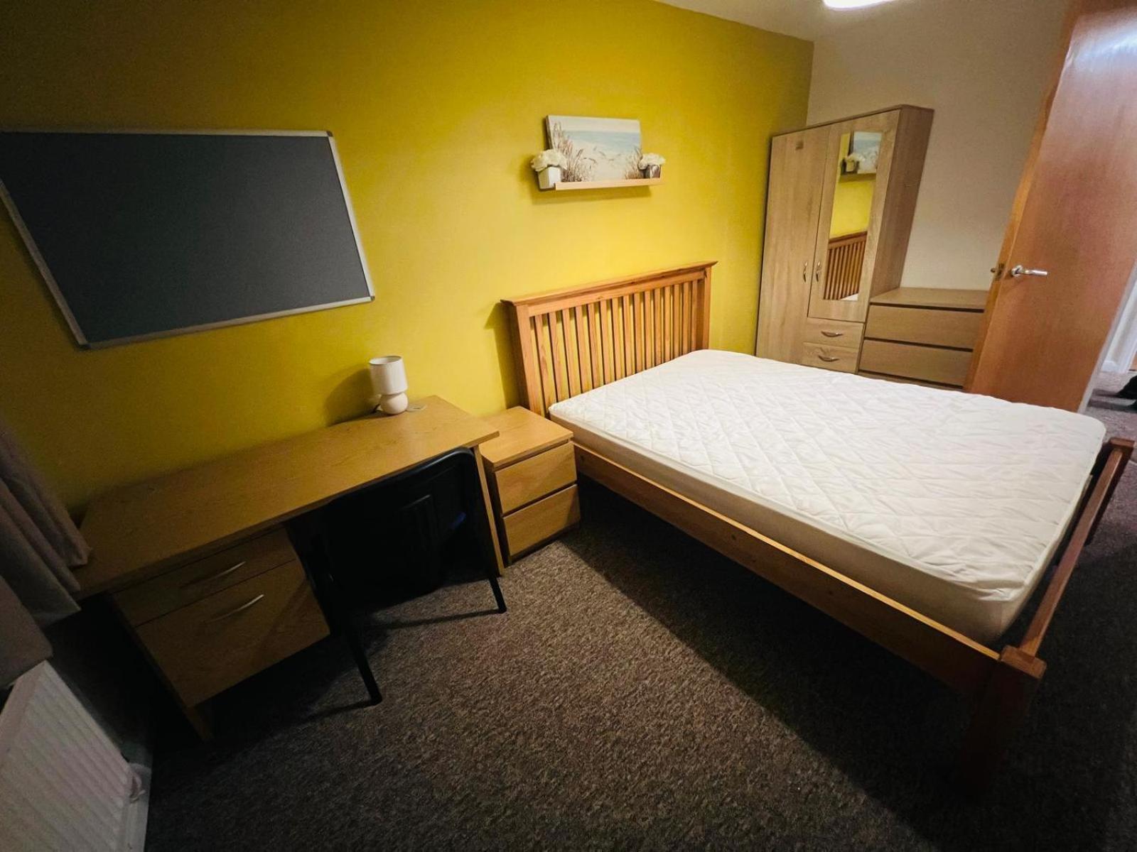 30 Royal Victoria Court Gamble Street 2 Bed Flat *
