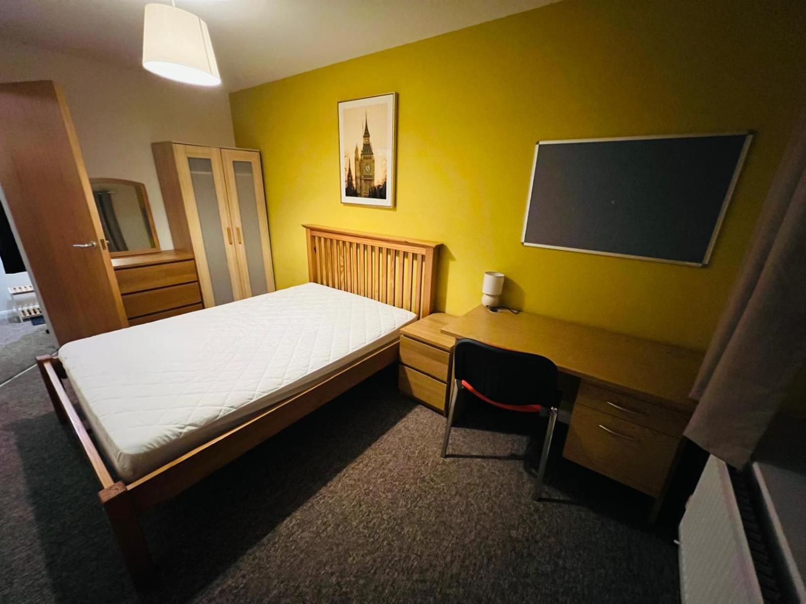 30 Royal Victoria Court Gamble Street 2 Bed Flat *