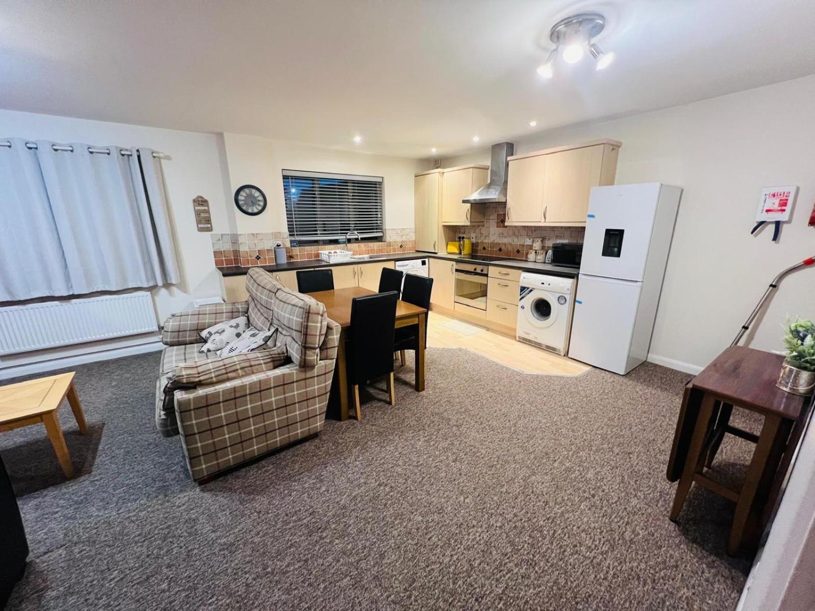 30 Royal Victoria Court Gamble Street 2 Bed Flat *