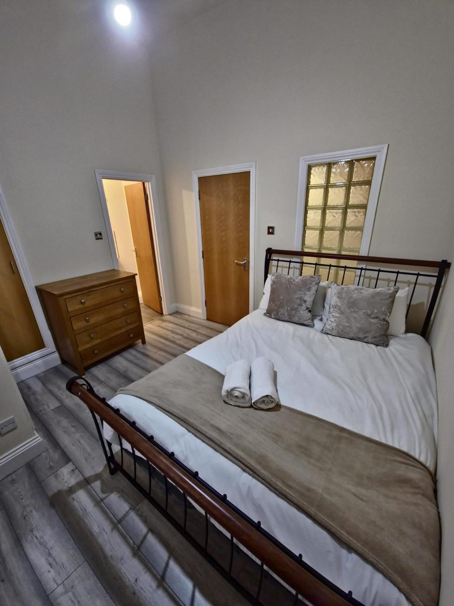 Apartment Hollowstone Place, Spacious 2 Bed, Centre Ng1, Sleeps 5,free Parking *