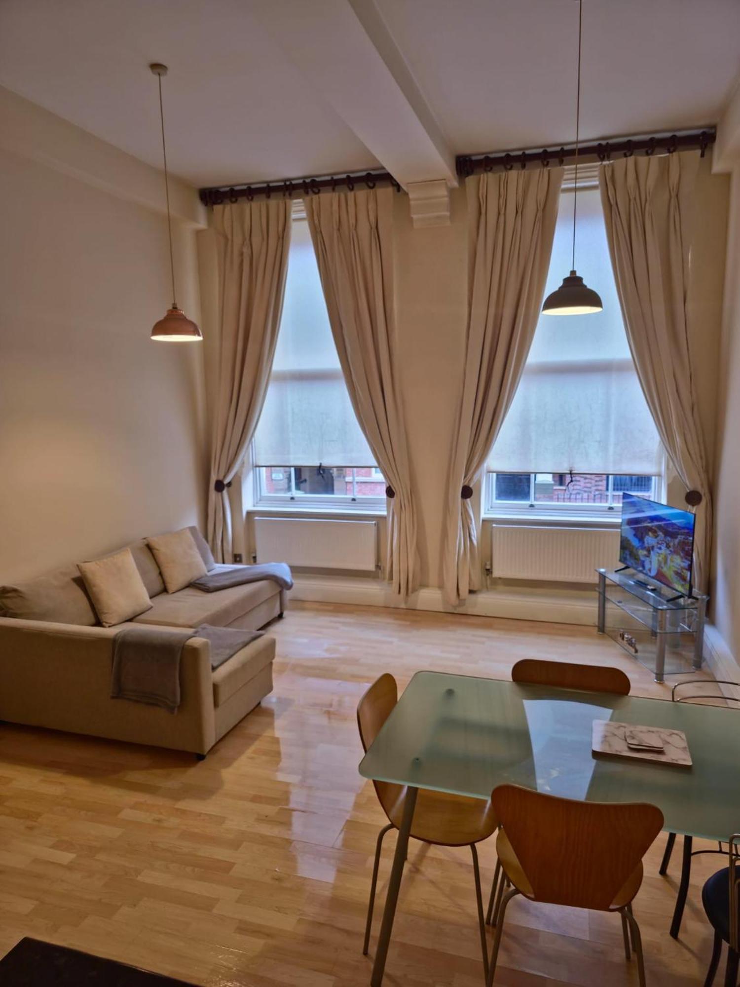Apartment Hollowstone Place, Spacious 2 Bed, Centre Ng1, Sleeps 5,free Parking