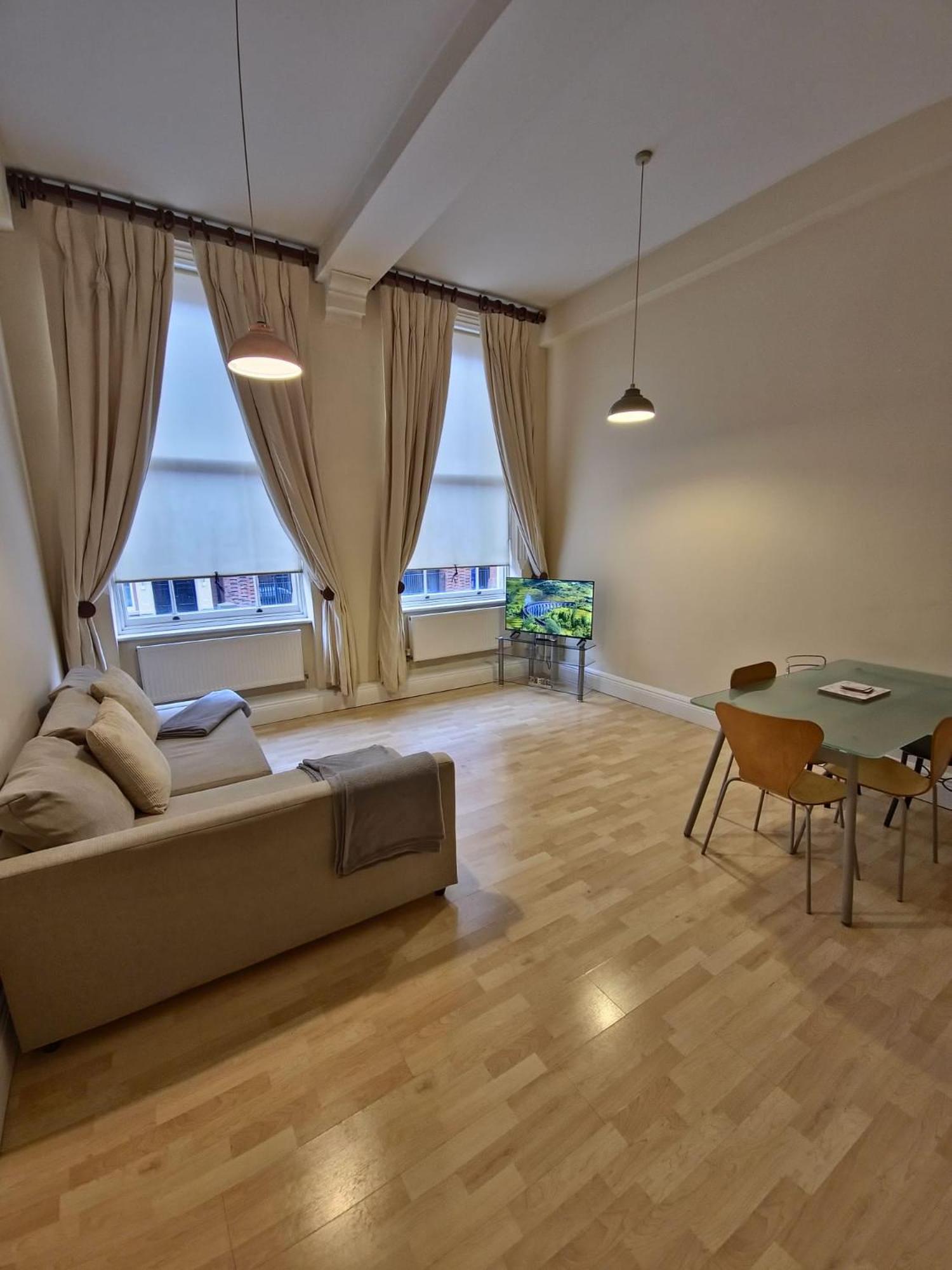 Hollowstone Place, Spacious 2 Bed, Centre Ng1, Sleeps 5,free Parking Apartment
