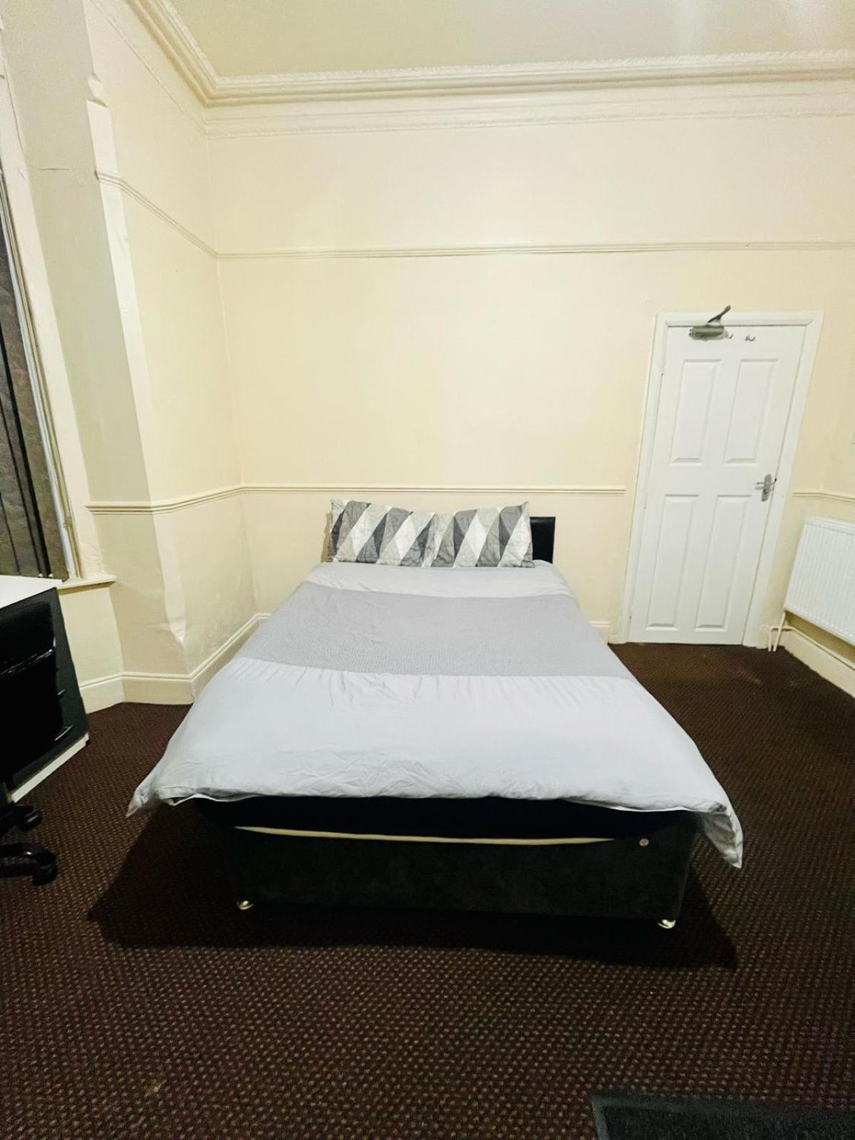 16 Double Bed With Kitchen Inside The * Nottingham