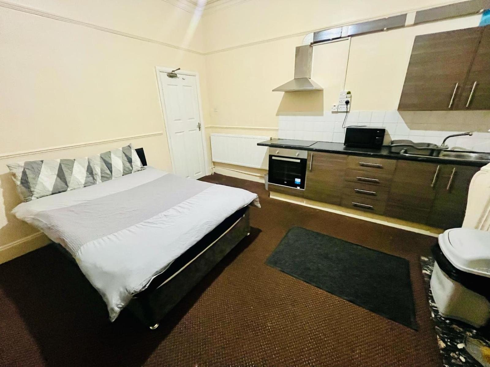 16 Double Bed With Kitchen Inside The