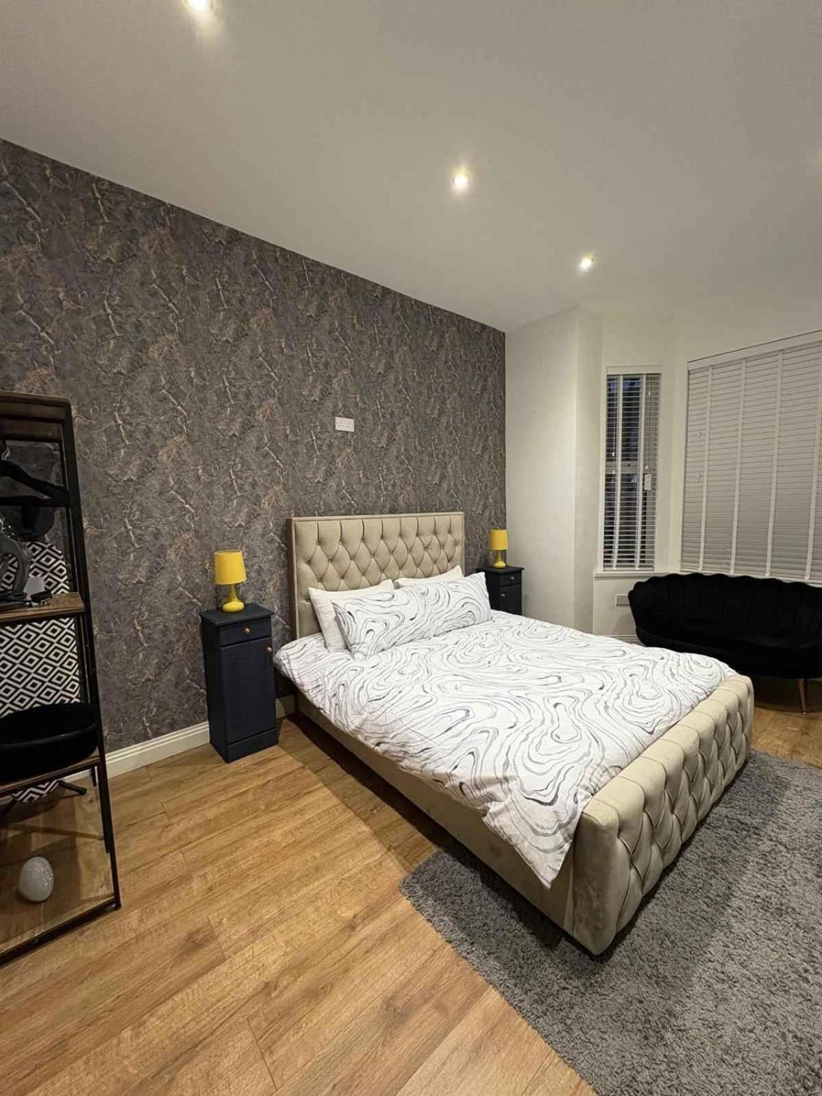 London-themed Stylish , Near Centre Nottingham