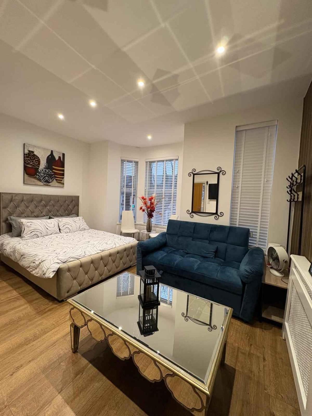 London-themed Stylish , Near Centre Nottingham