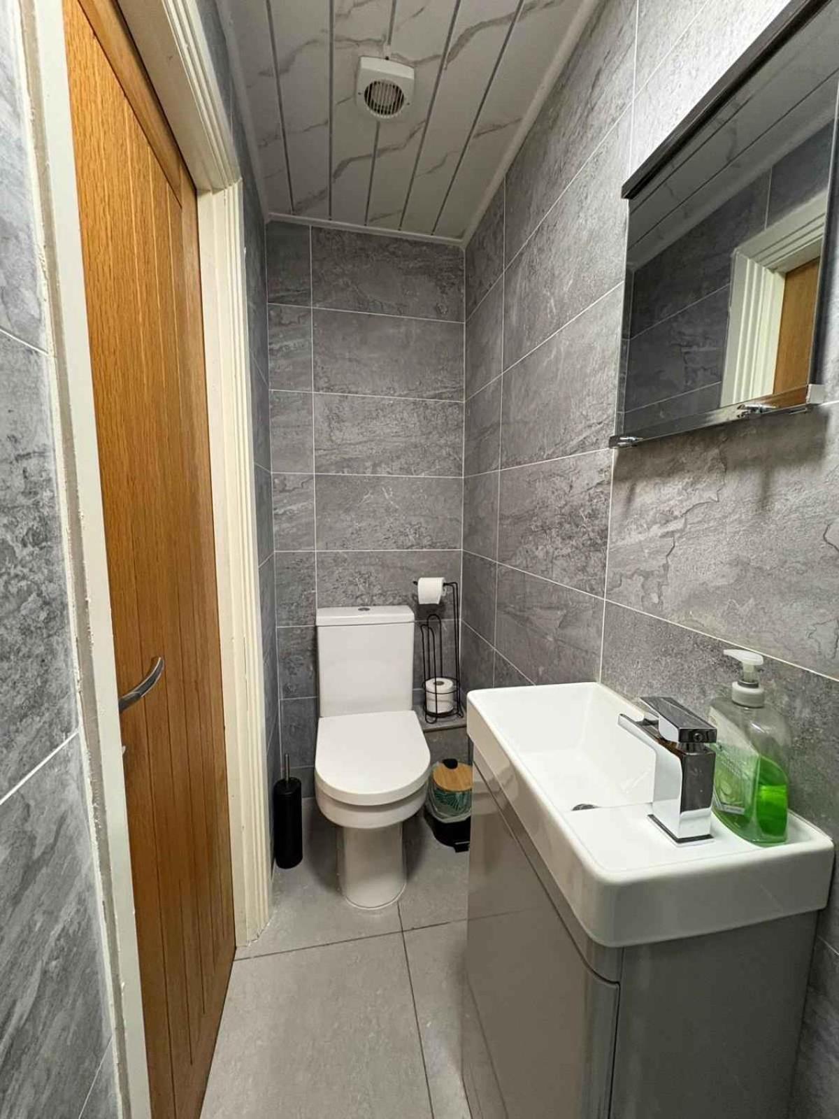 London-themed Stylish , Near Centre Apartment