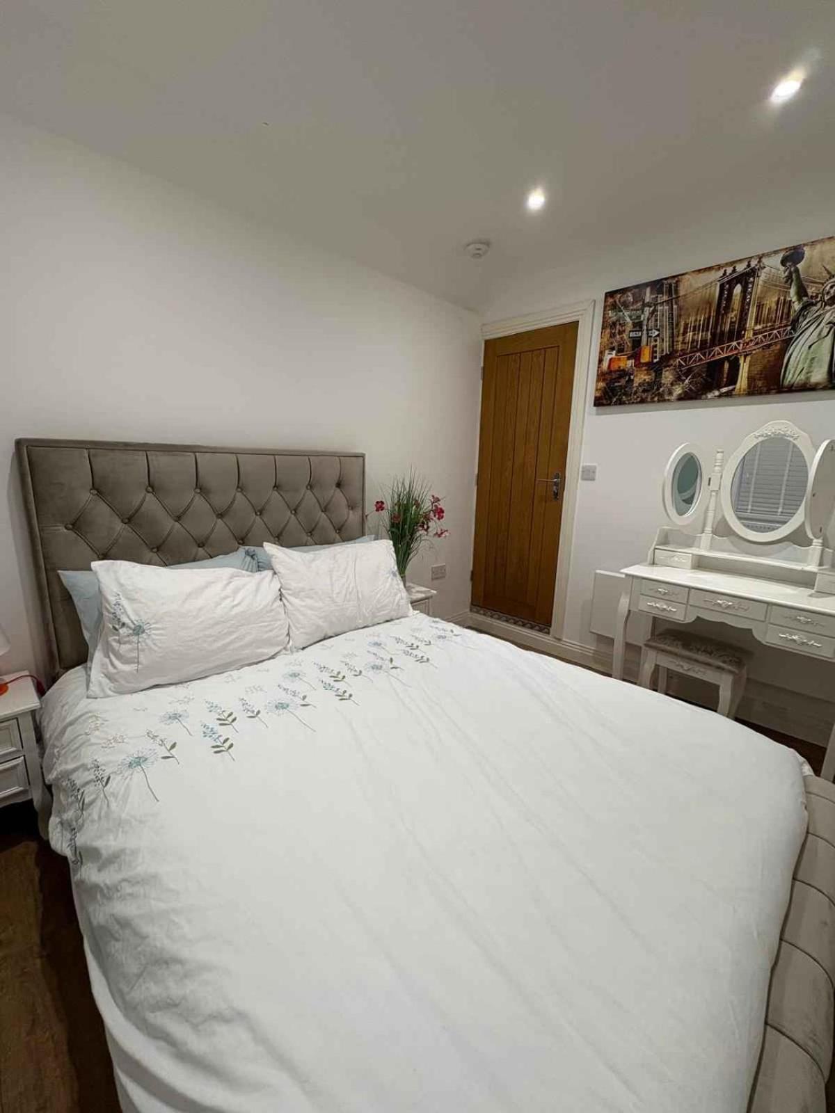 London-themed Stylish , Near Centre * Nottingham