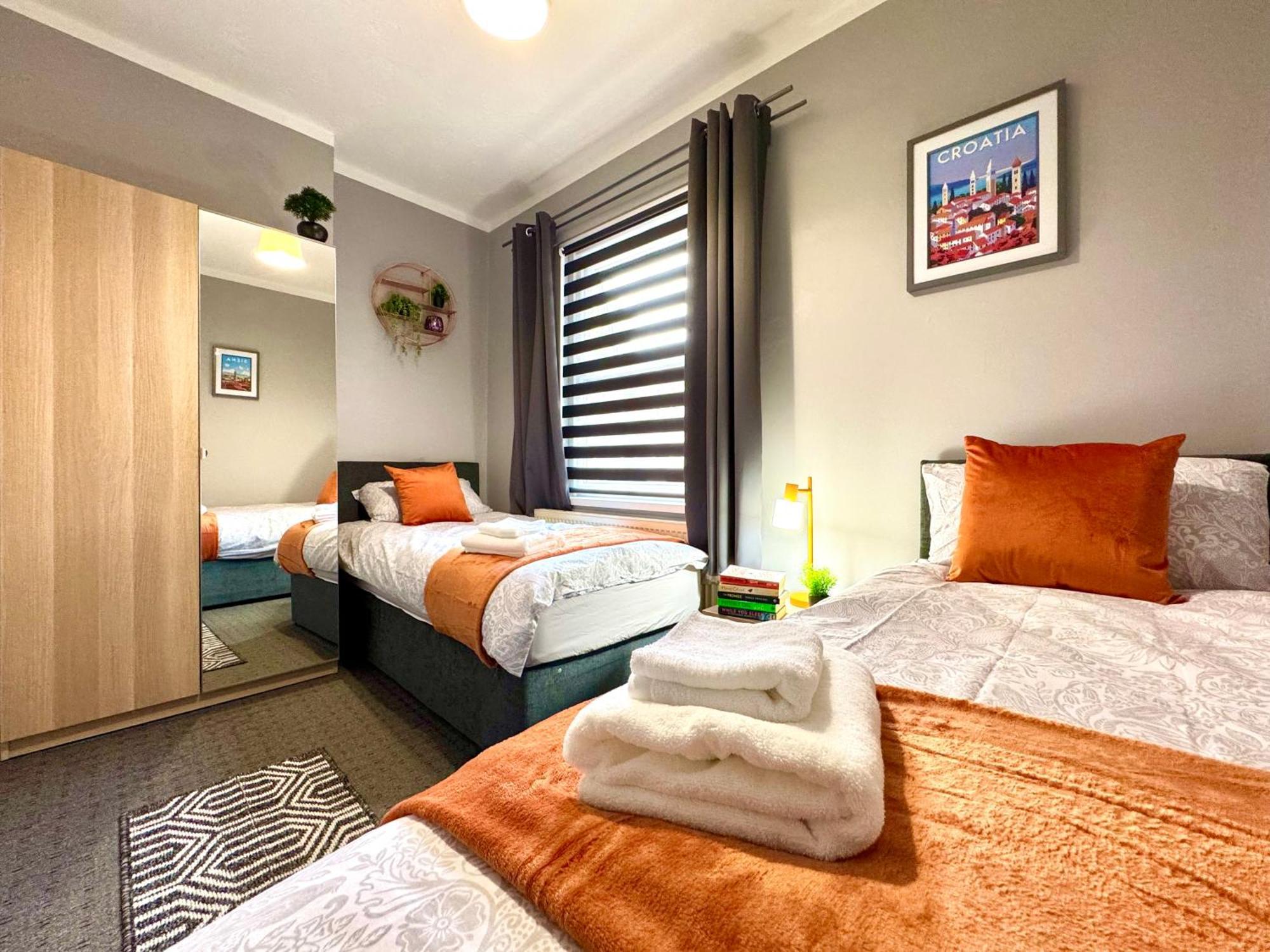 Spacious For 8 Work Trips Or Breaks Parking Holiday home
