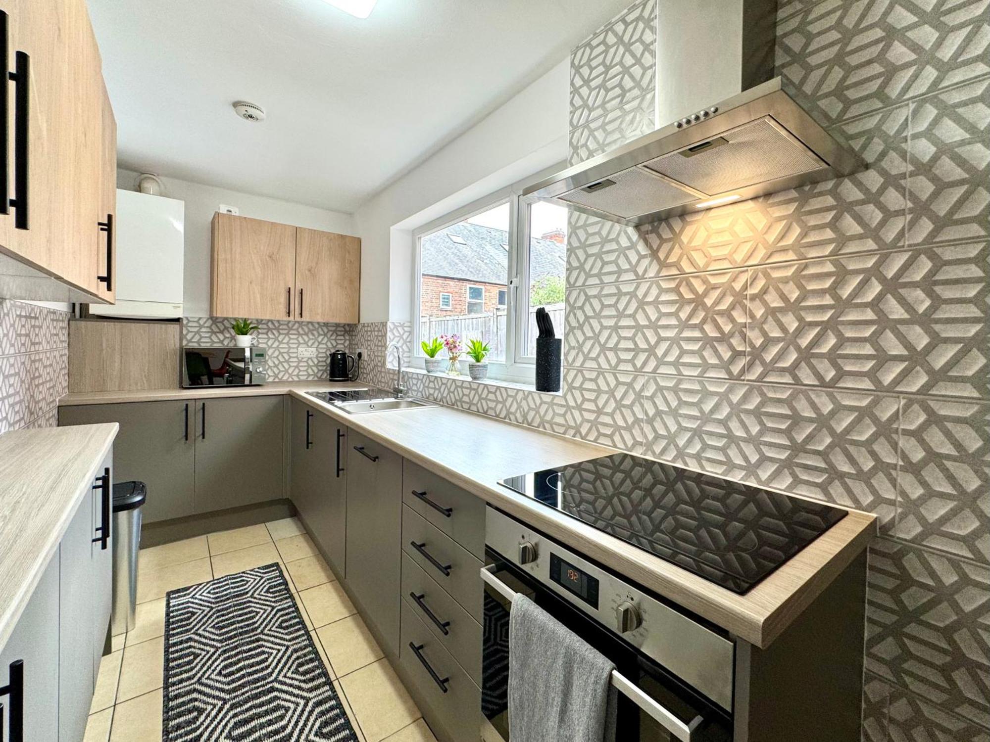 Spacious For 8 Work Trips Or Breaks Parking * Nottingham