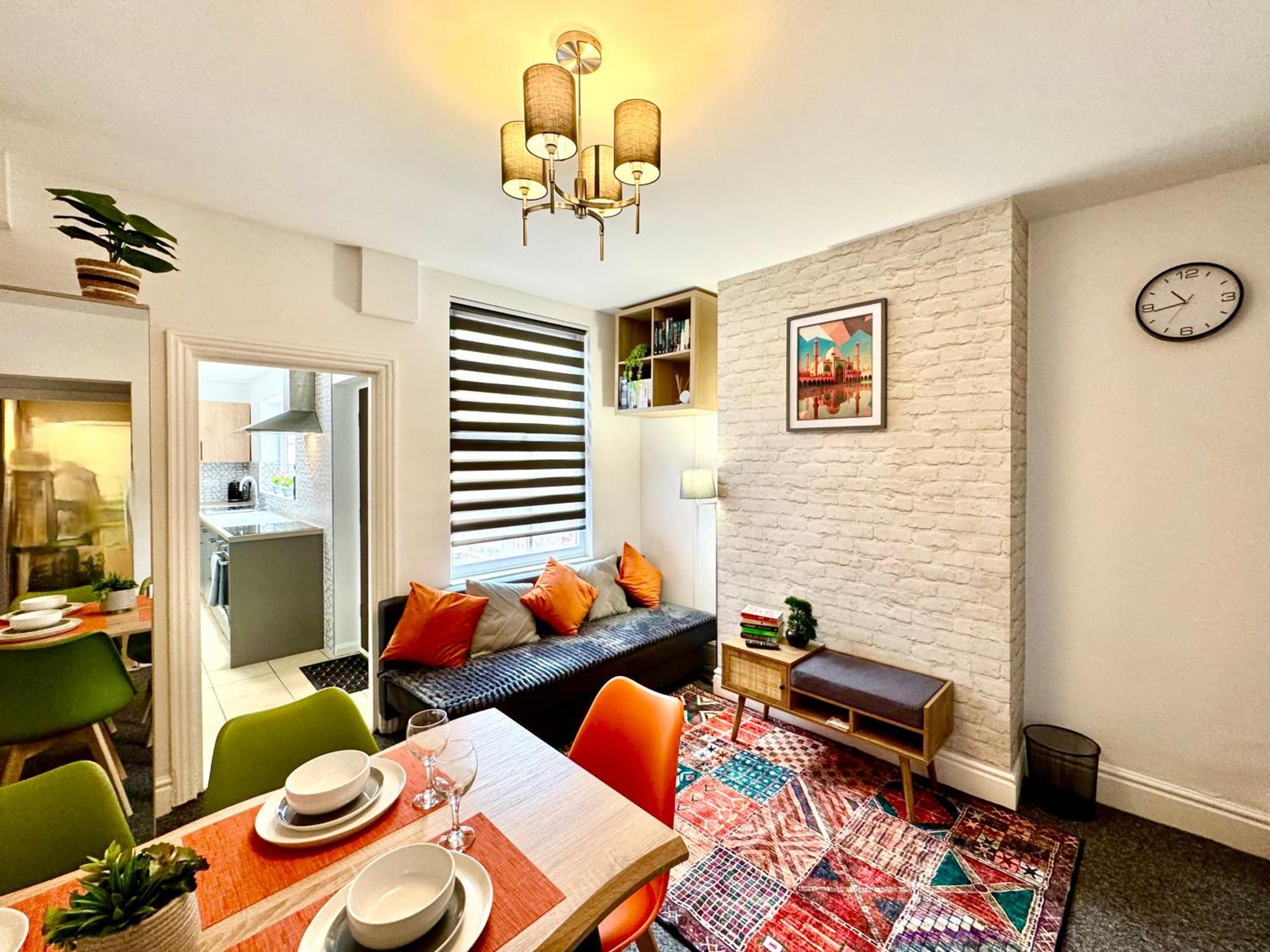 Spacious For 8 Work Trips Or Breaks Parking Holiday home *