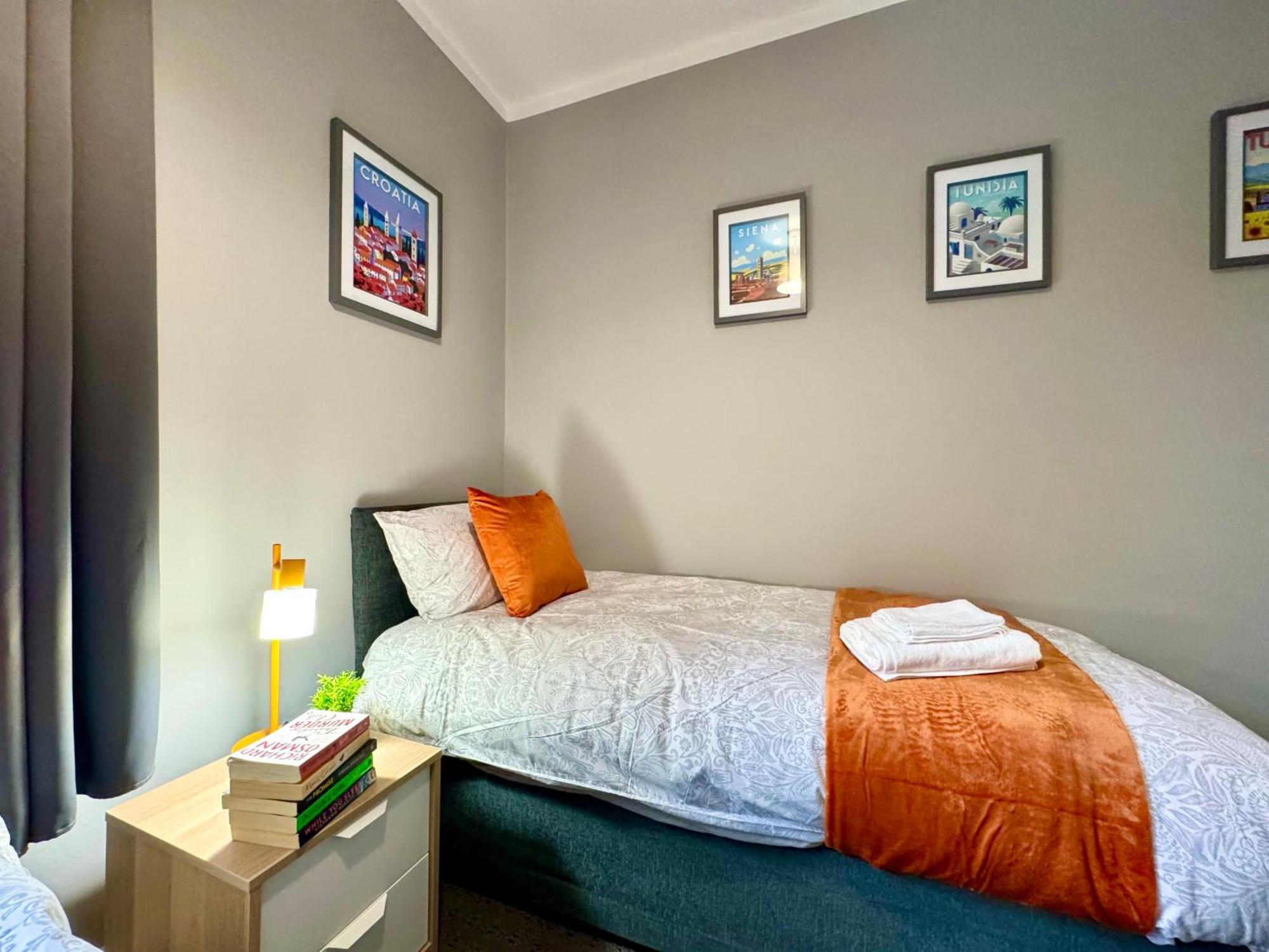 Spacious For 8 Work Trips Or Breaks Parking Holiday home
