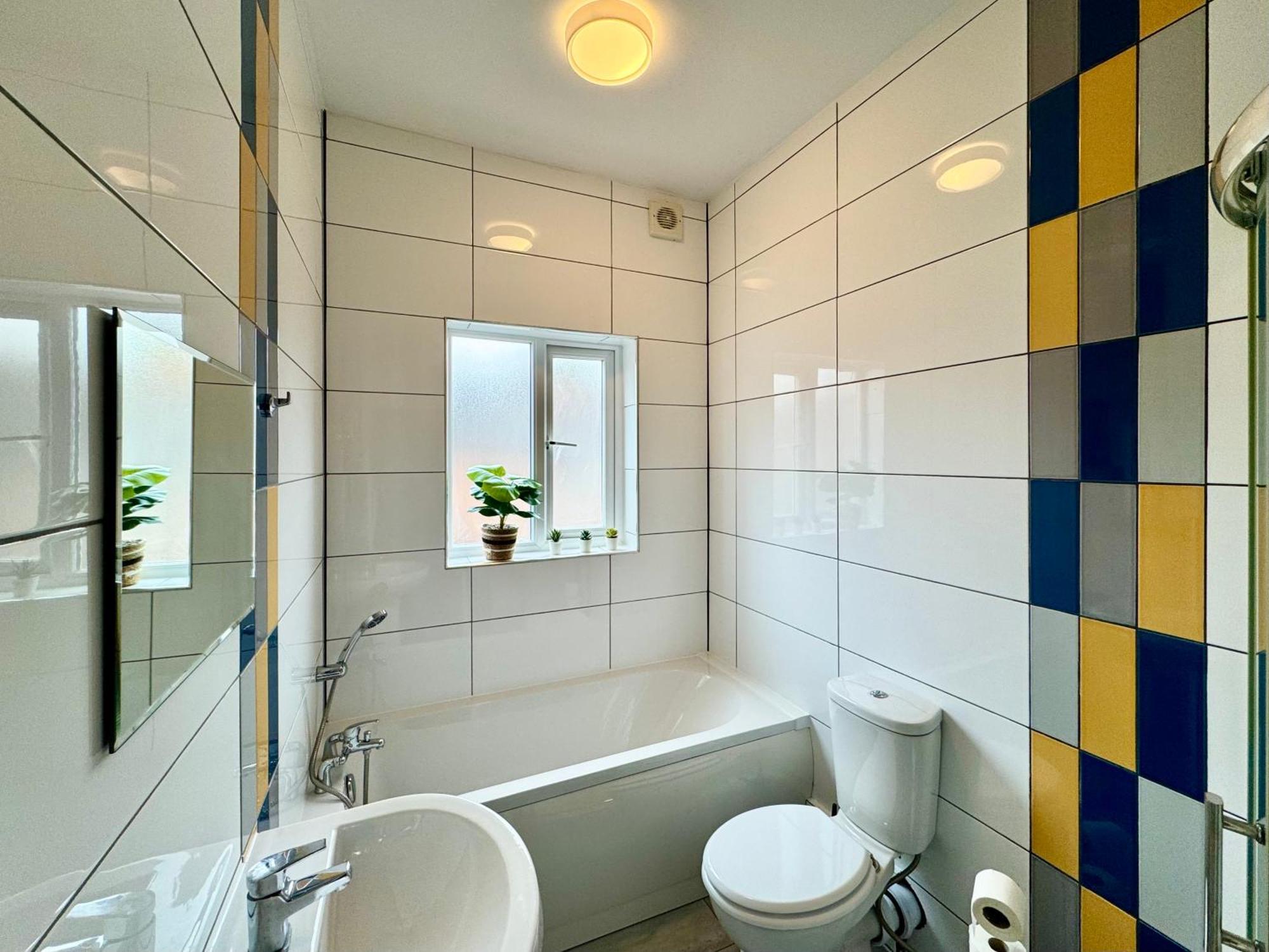 Holiday home Spacious For 8 Work Trips Or Breaks Parking