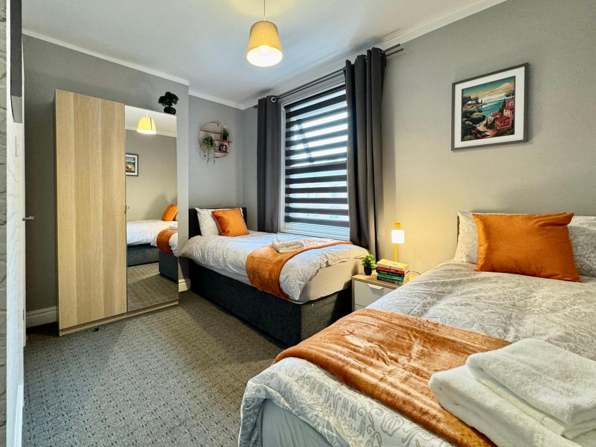 Spacious For 8 Work Trips Or Breaks Parking Nottingham
