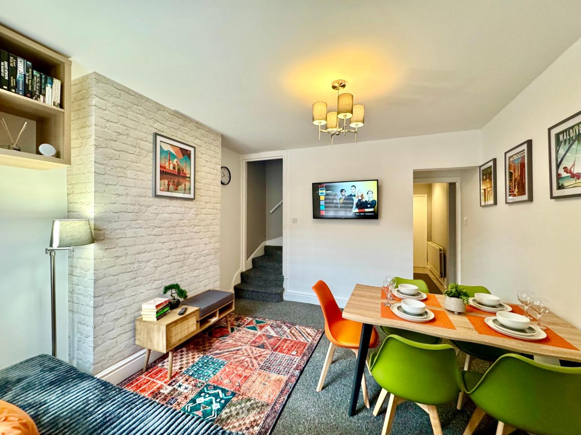 Holiday home Spacious For 8 Work Trips Or Breaks Parking
