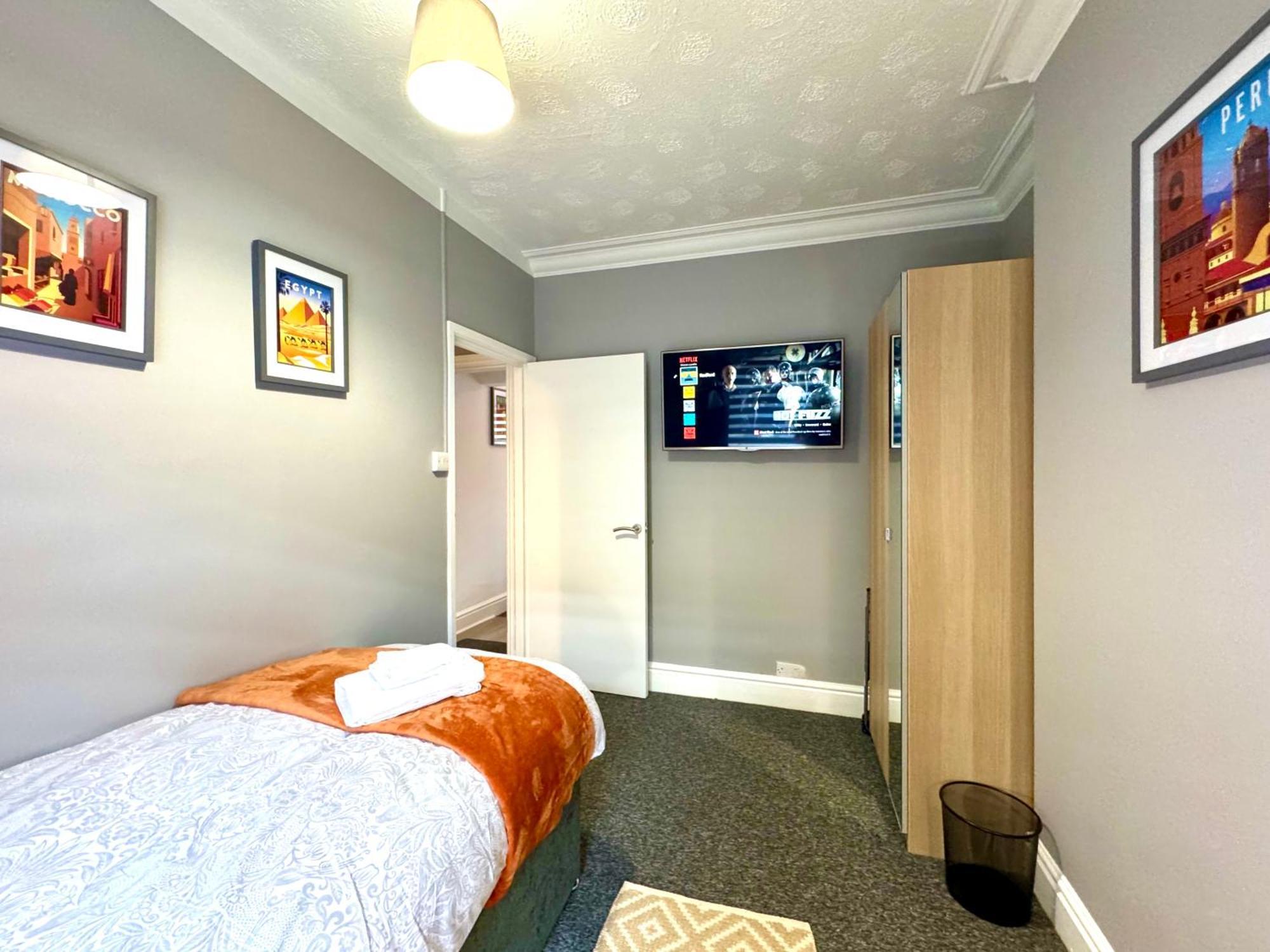 Holiday home Spacious For 8 Work Trips Or Breaks Parking