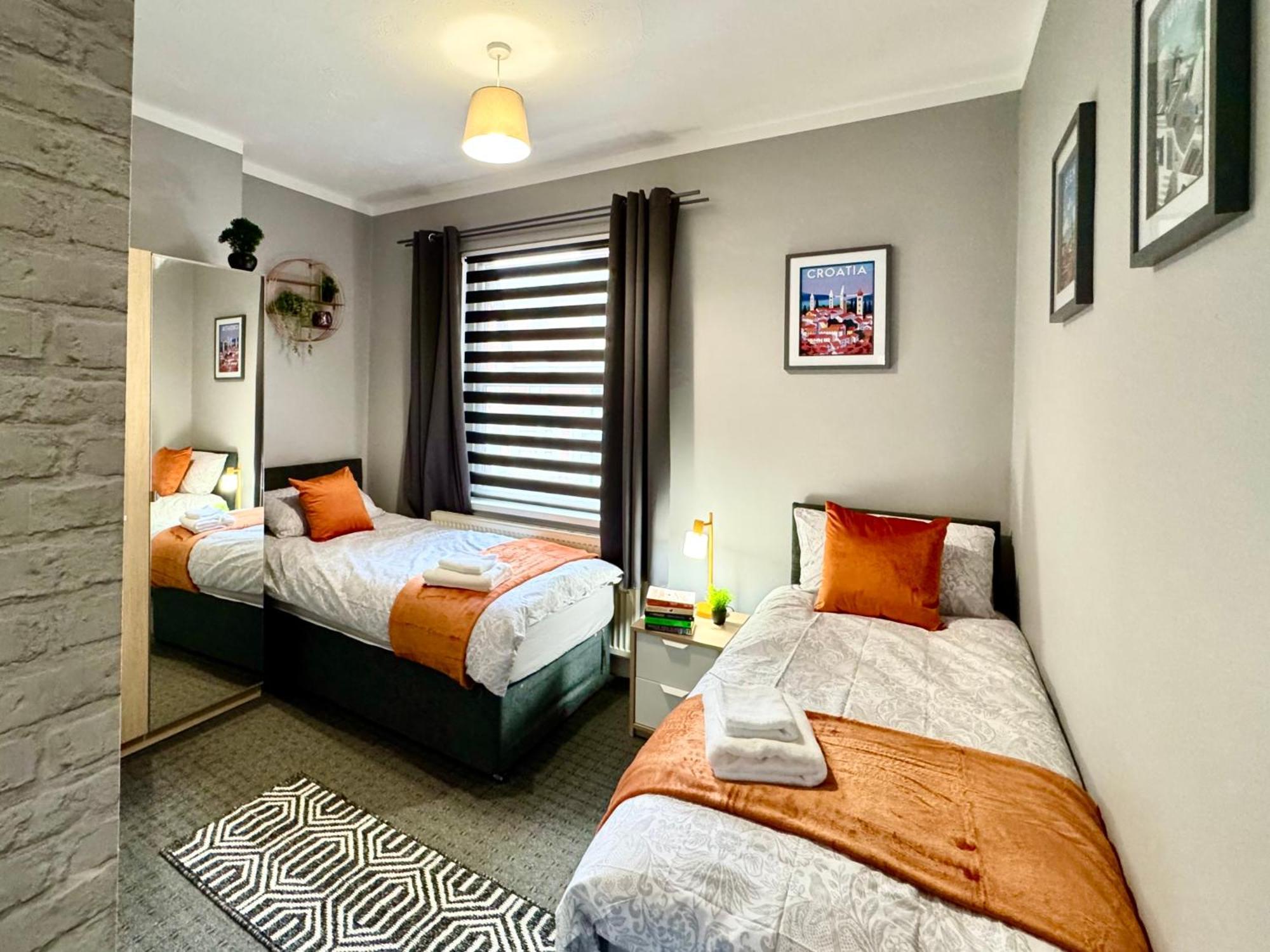 Holiday home Spacious For 8 Work Trips Or Breaks Parking