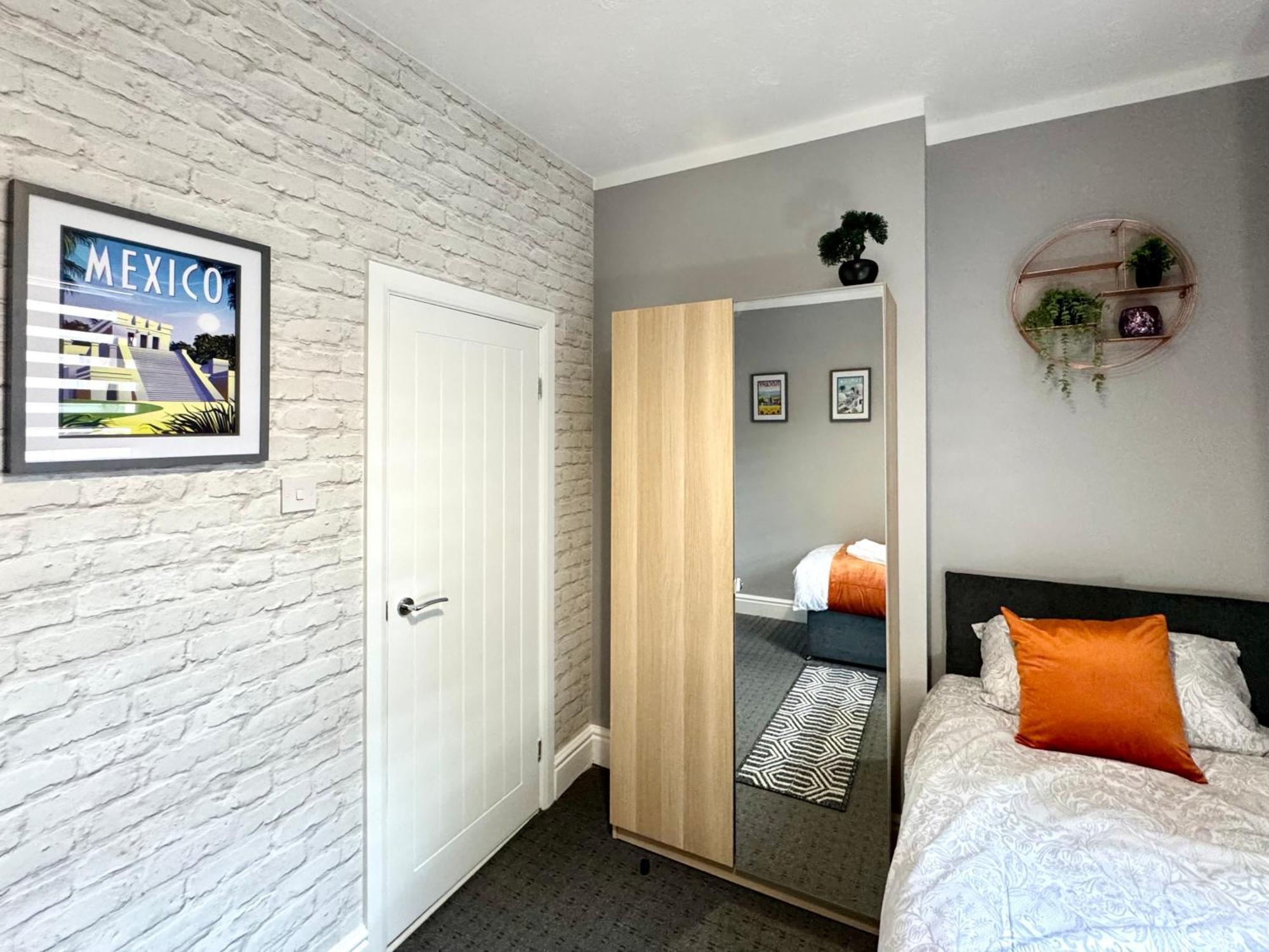 Spacious For 8 Work Trips Or Breaks Parking Holiday home *