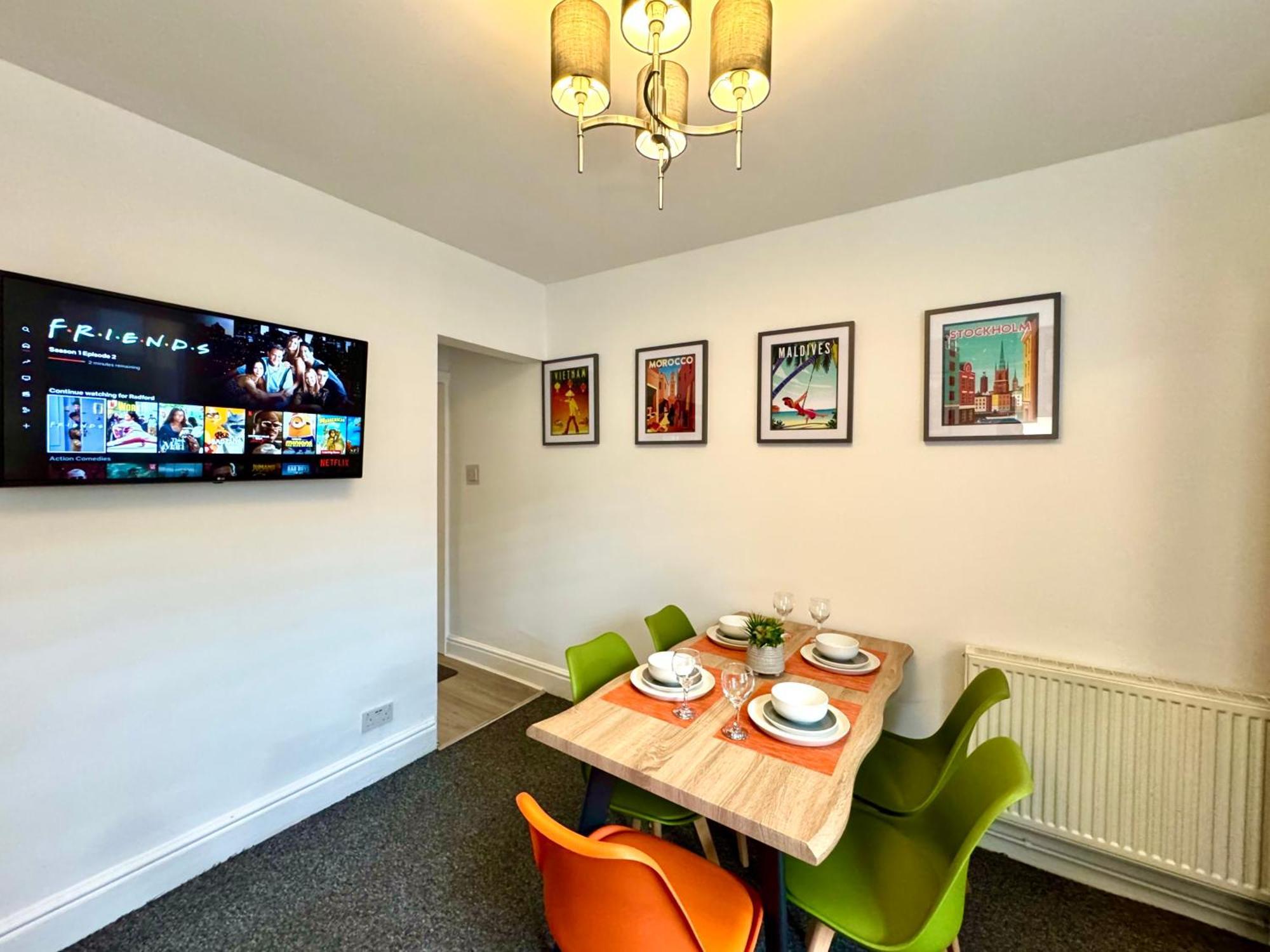 Spacious For 8 Work Trips Or Breaks Parking Holiday home *