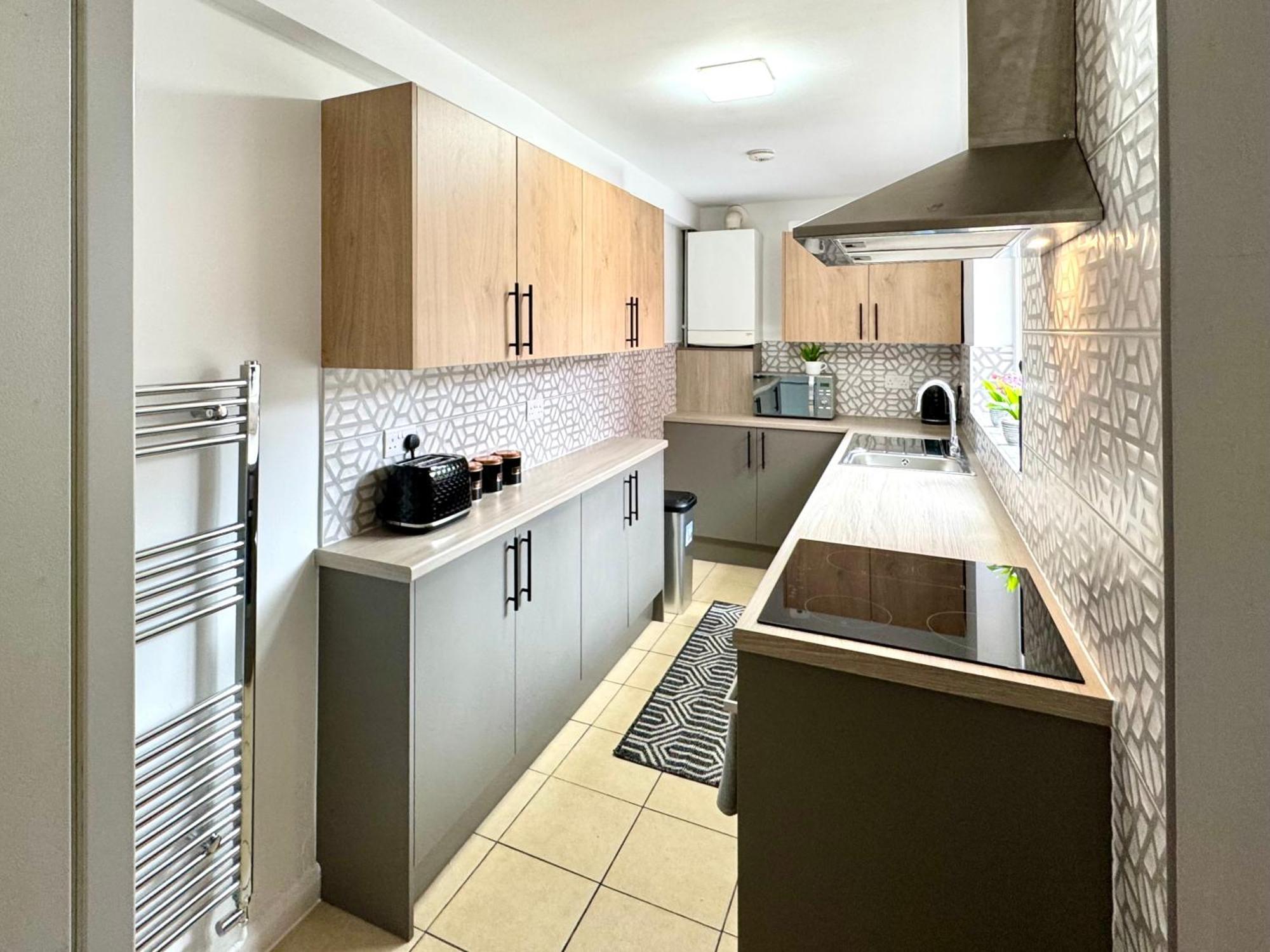 Spacious For 8 Work Trips Or Breaks Parking Holiday home