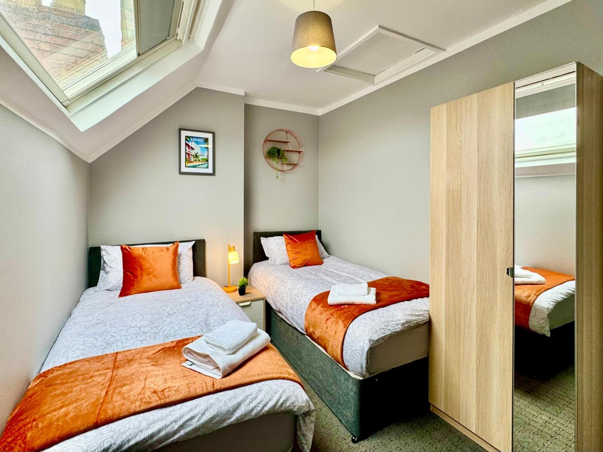 Spacious For 8 Work Trips Or Breaks Parking Holiday home *